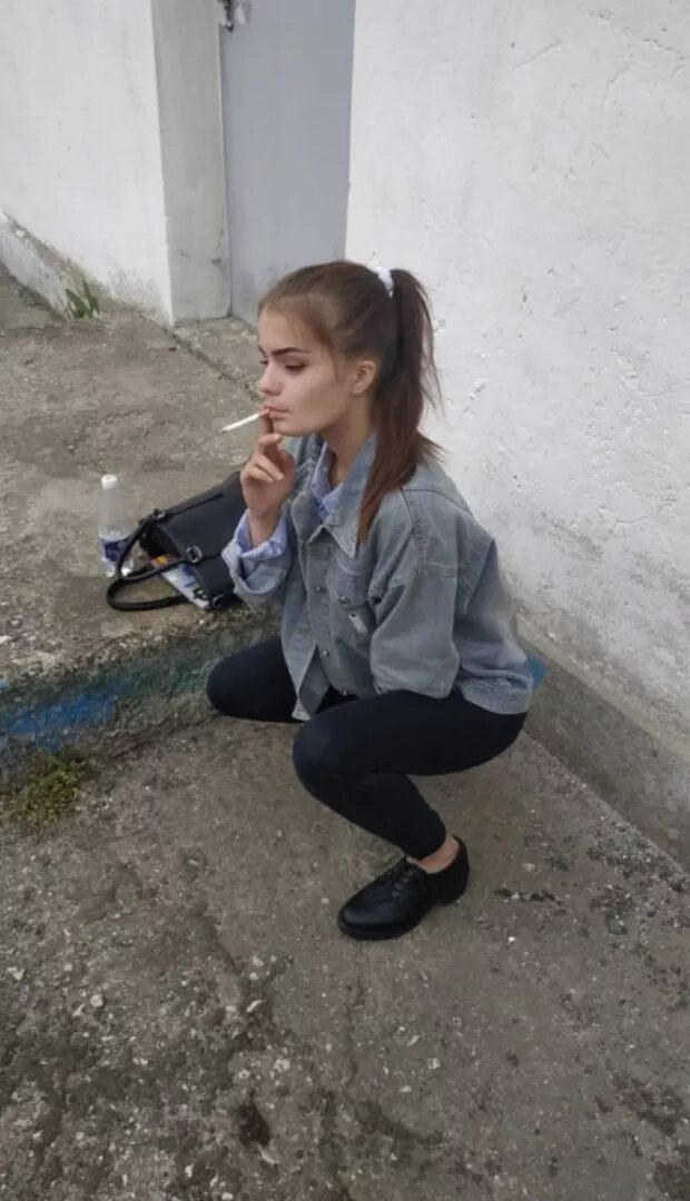 Подружки после школы за гаражами. Дети курят за школой. Подростки на заброшке. Девочки в подъезде. Девочки подростки на заброшке.