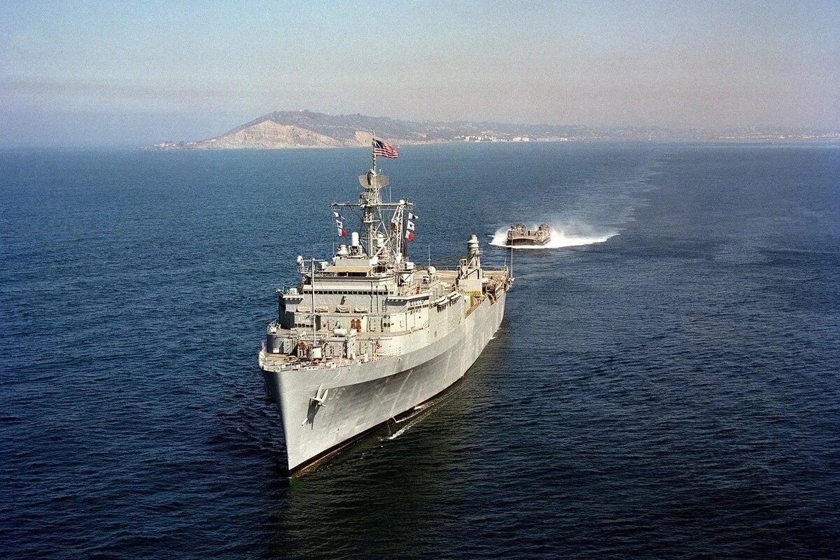 Два корабля сша. Десантный корабль перл харбор. Эсминец уро арли берк. Uss leyte gulf. Побережье хьюстона с корабля.