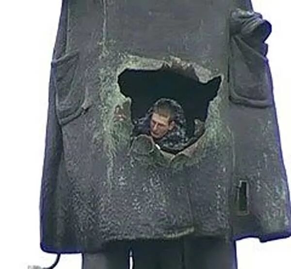 Памятник ленину у финляндского вокзала. Взорвали ленина у финляндского вокзала. Памятник ленину у финляндского вокзала взорвали. Памятник ленину у финляндского вокзала взорвали. Взрыв памятника ленину у финляндского вокзала.