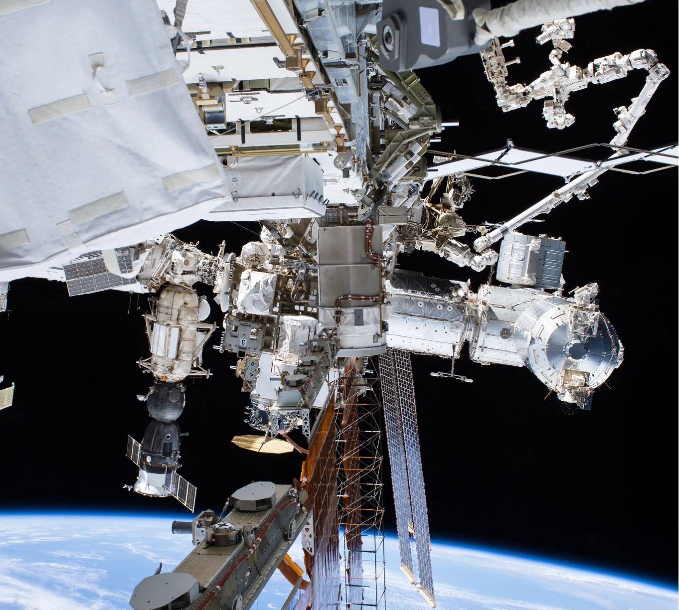 Space station. Международная Космическая станция МКС. ISS МКС. Станция МКС В космосе. МКС 1990.