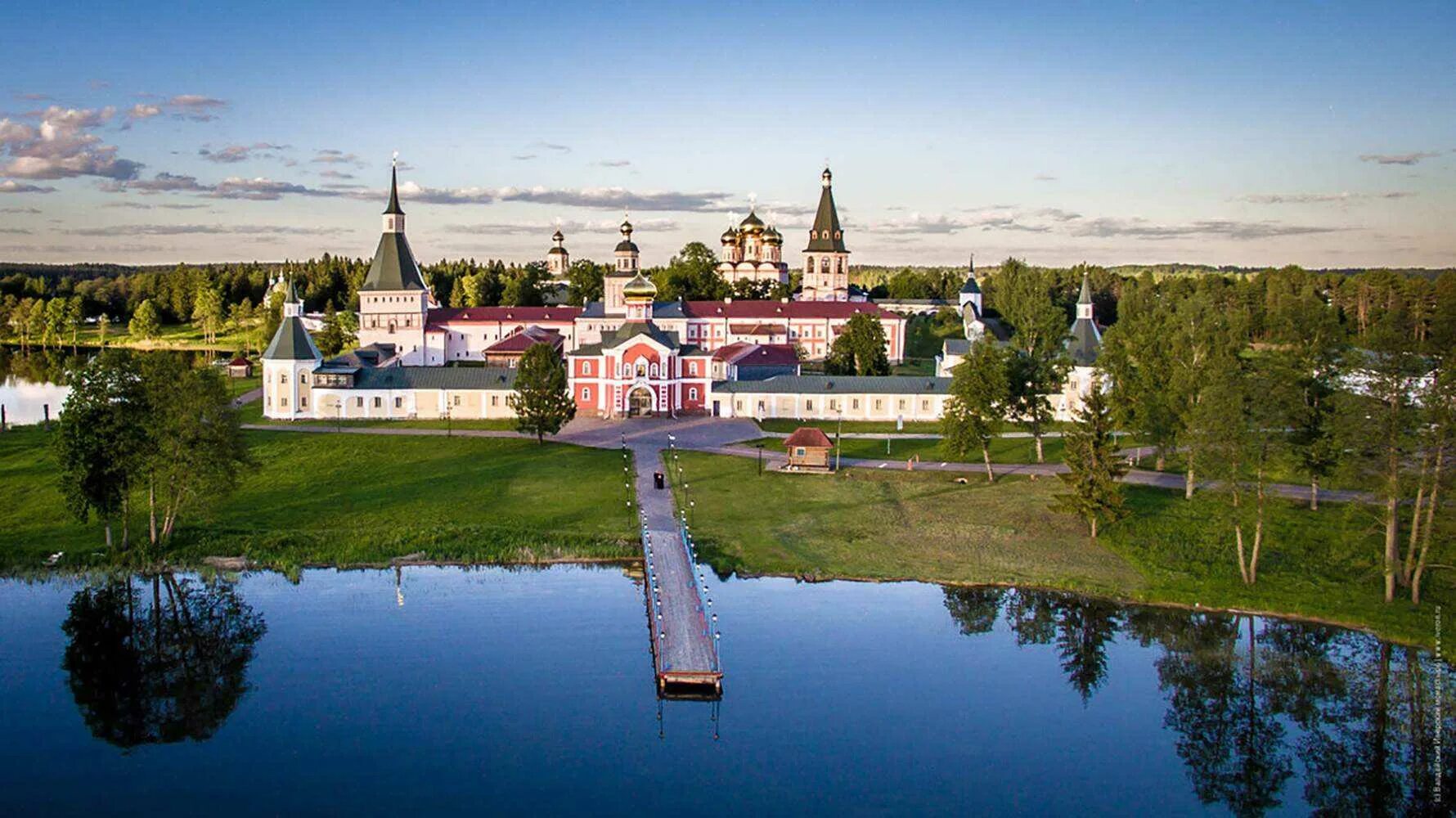 Новгородская область интересные. Иверский монастырь Великий Новгород. Изборский монастырь Валдай. Город Валдай Иверский монастырь. Валдайский Иверский монастырь Новгородская область.