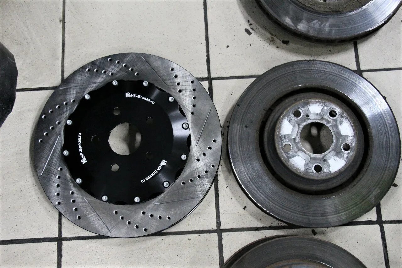 Тормозной диск хайлендер. Тормозной диск хайлендер. Барабаны тормозные тойота хайлендер. Jbt 1049294a. Перфорированные тормозные диски на тойоту хайлендер.