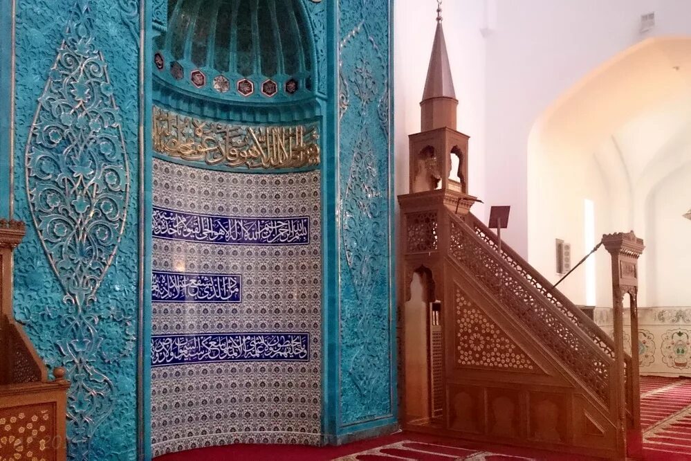 Арабская архитектура михраб. Минбар аль акса. Михраб и минбар. Минбар в мечети омейядов. Минбар в мечети.