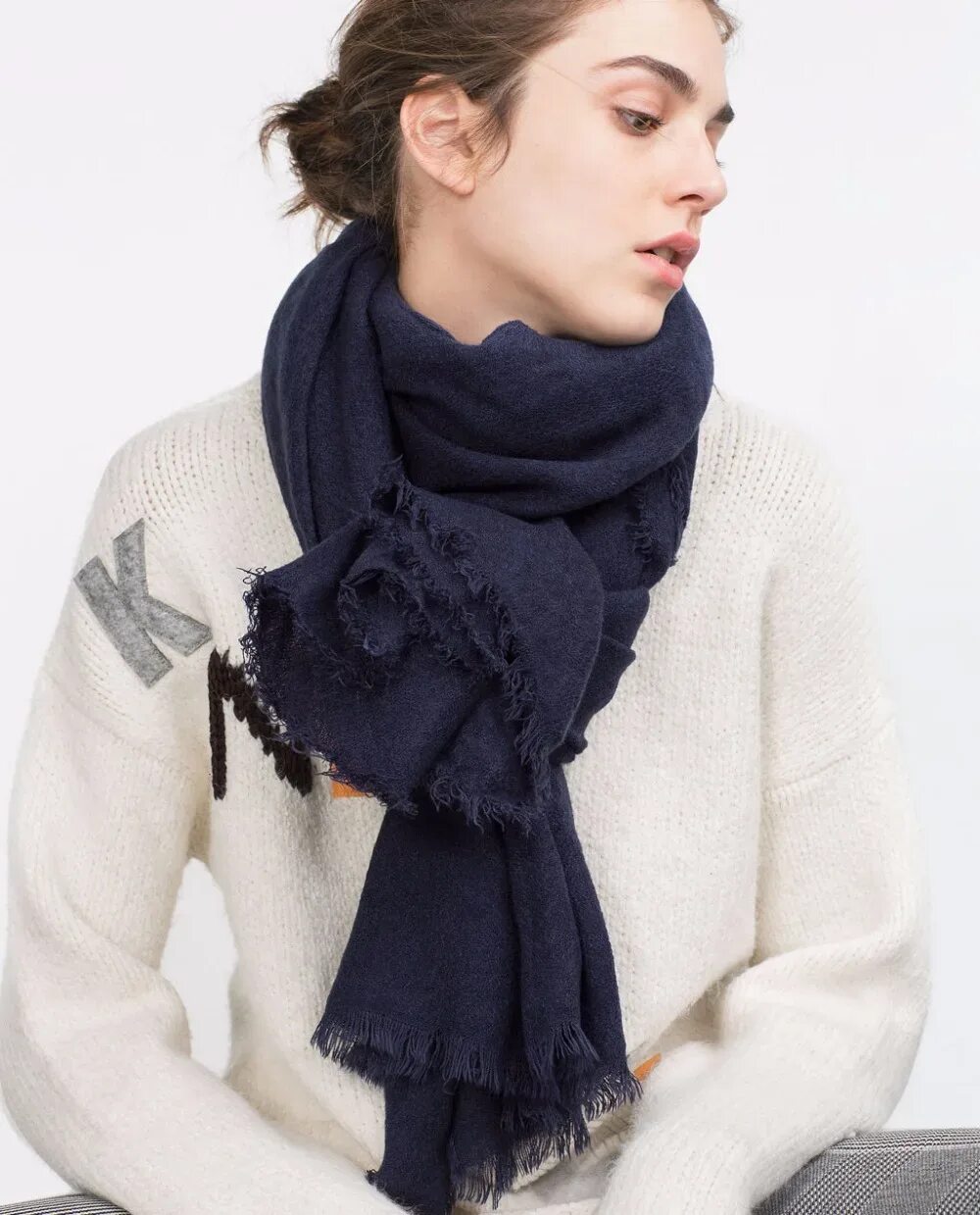 Шарф фуксия в клетку. Long scarf. Длинный шарф как называется. Черно белый oversize шарф мужской. Шарф длинный мужской трикотажный.