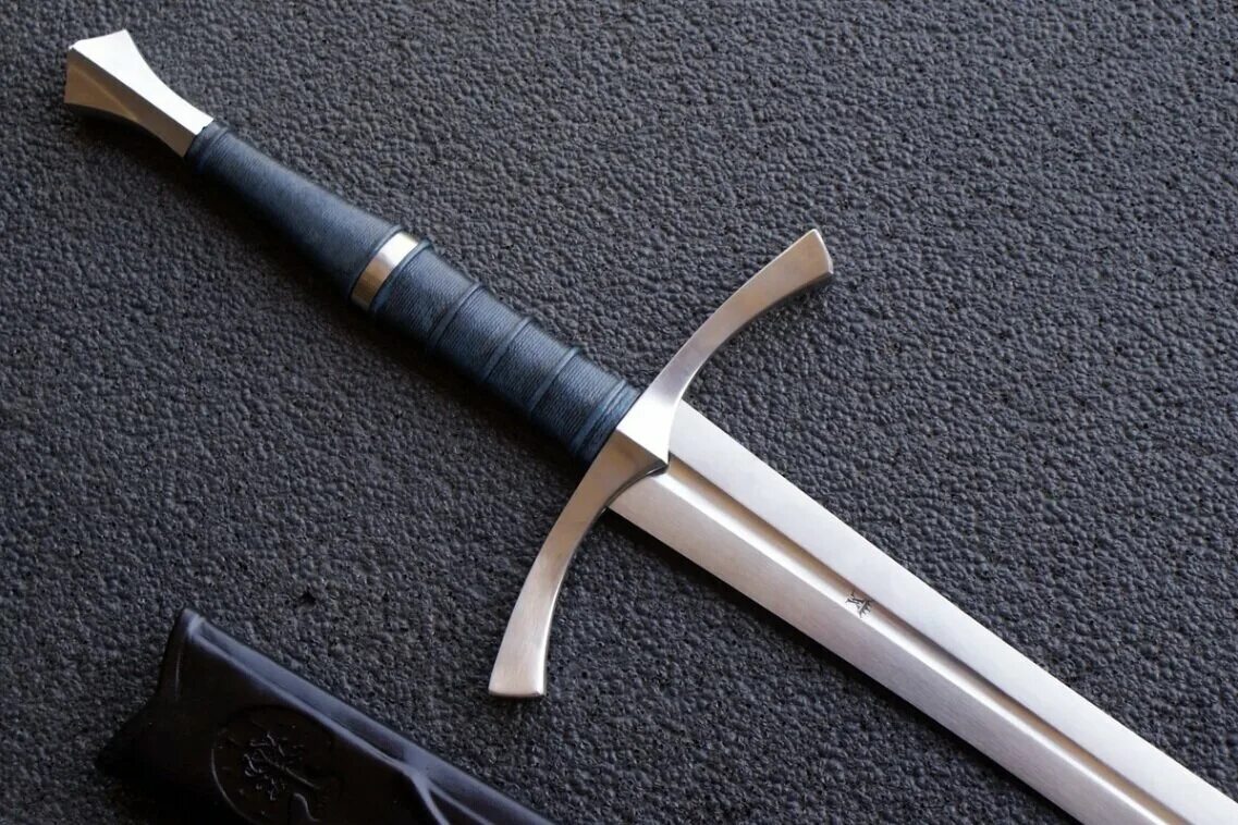 Катаны ророноа зоро. Мечи зоро вадоитимондзи. Мечи древнего китая. Белая катана зоро. Мечи blizzard.