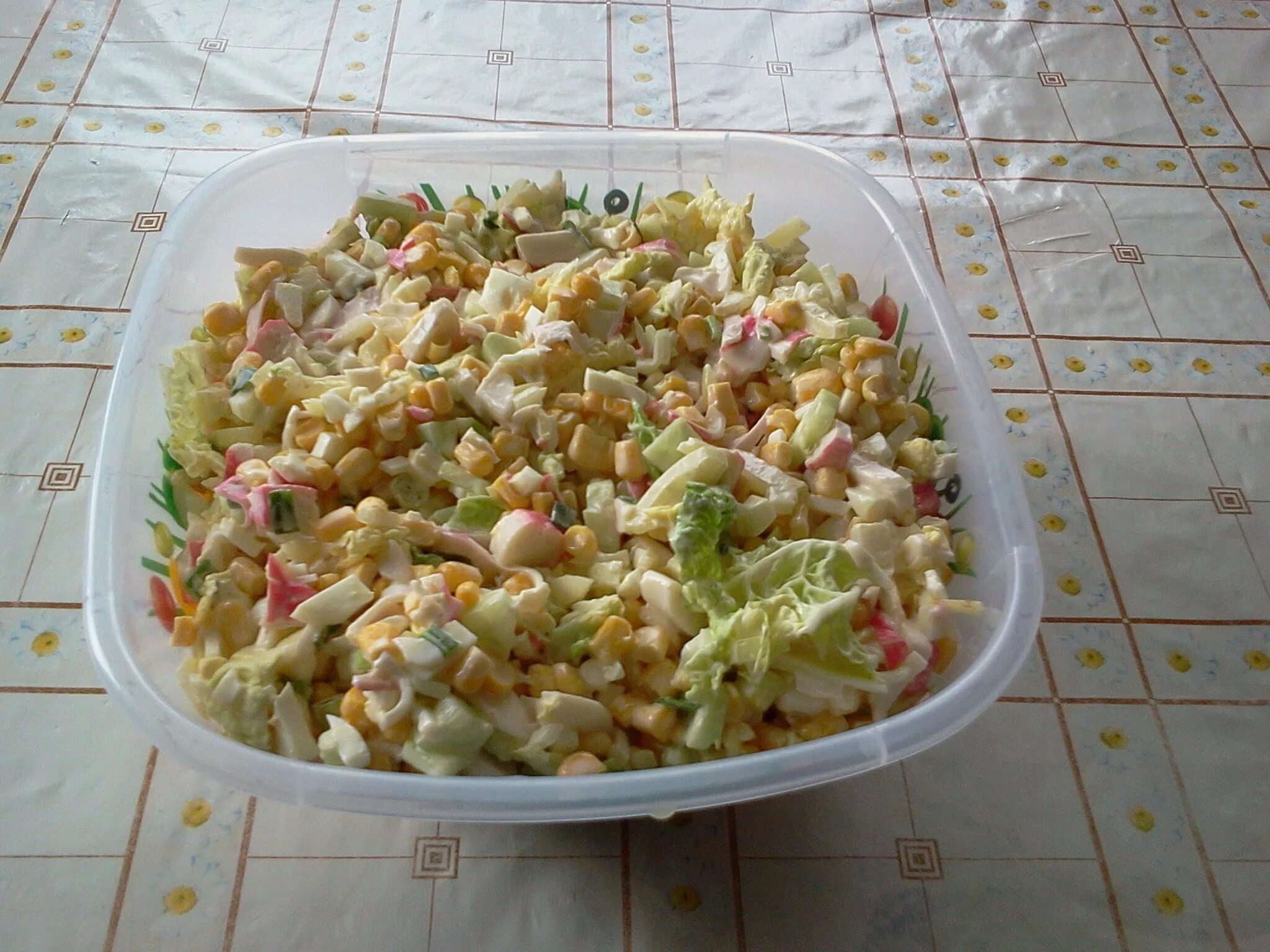 Салат с пекинской капустой и крабовыми. Пекинская капуста крабовые палочки кукуруза. салат с пекинской капустой и крабовыми палочками и кукурузой. салат с крабовыми палочками и пекинской капустой. салат с пекинской капустой и крабовыми палочками и огурцом.