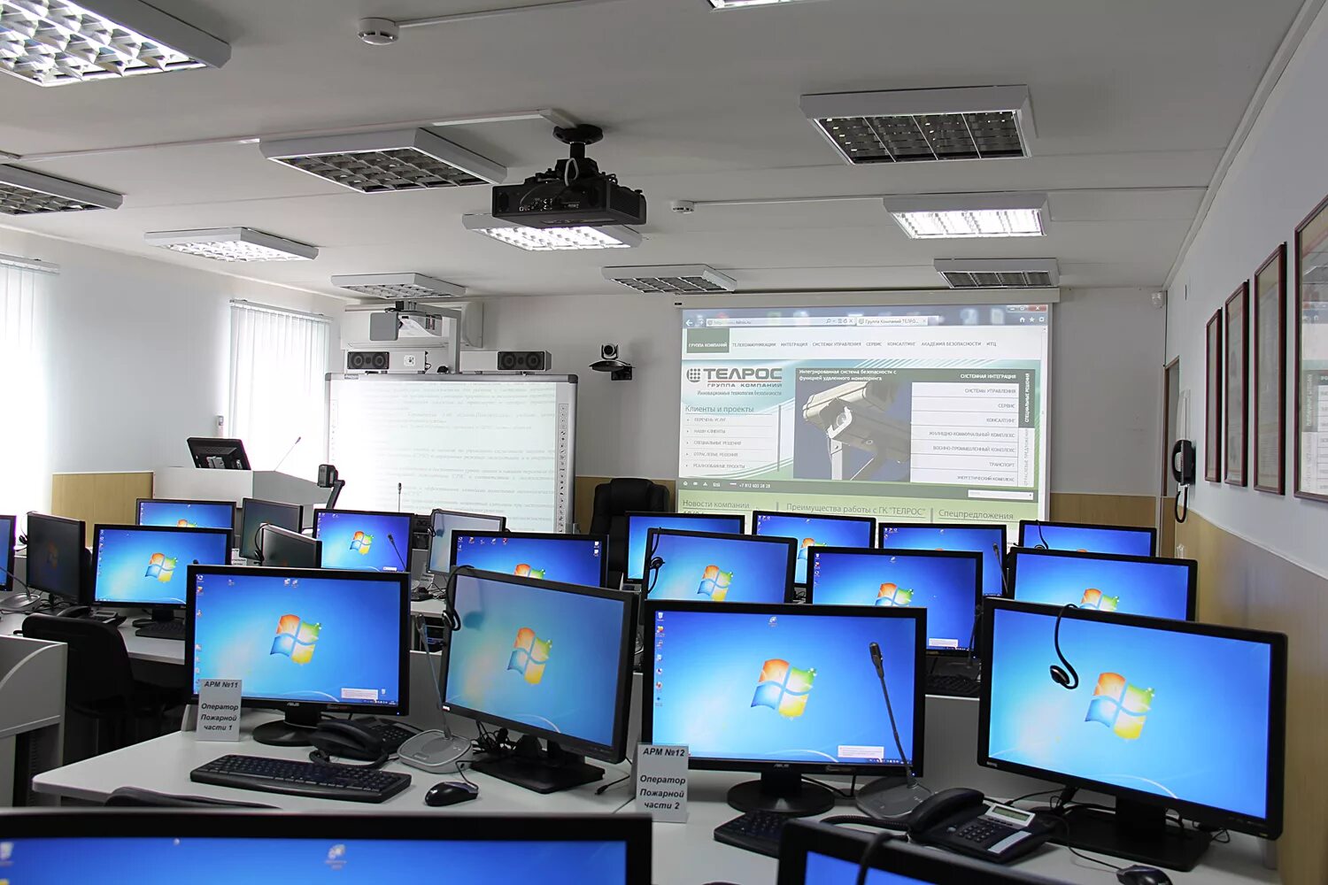 Учебный центр аис. Компьютерное оборудование для школ. Компьютерный офис. Компьютер в офисе. Современные компьютерные классы.