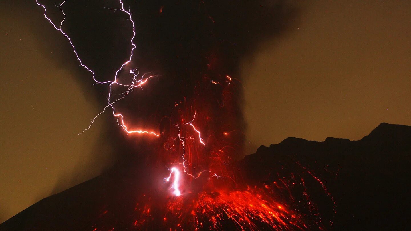 Извержение вулкана какое явление. Сакурадзима вулкан извержение. Вулкан Сакурадзима Япония молния. Сакурадзима 2020 извержение. Вулкан молния лава Торнадо.
