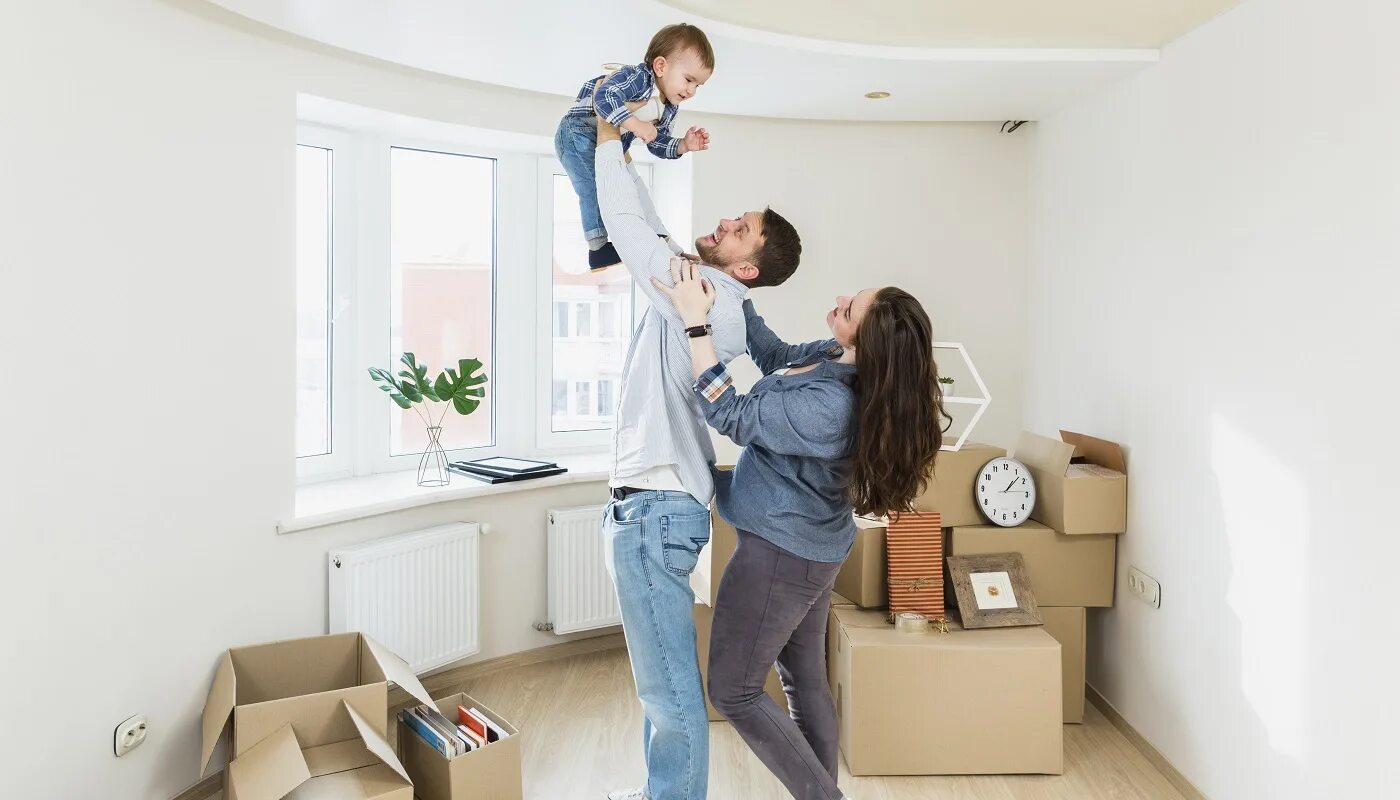 Семья, дом. Переезд фон. Счастливые люди в квартире. Купила квартиру оформила на маму. Счастливые новоселы.
