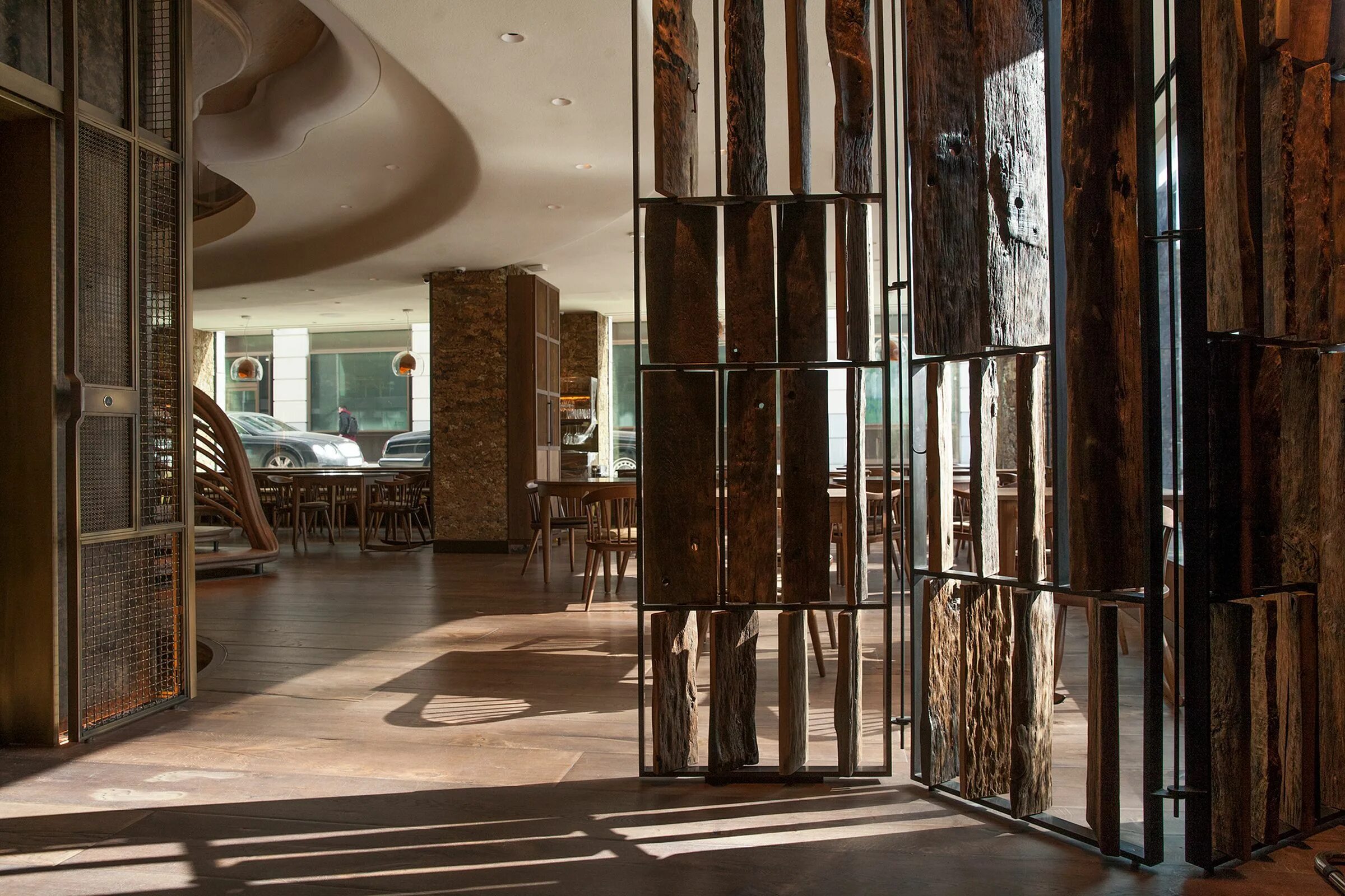 Как попасть баг тэнсюкаку. Граундед игра персонажи. Лестница в ресторане чичваркина. Hide ground. Ресторан хайд чичваркина.