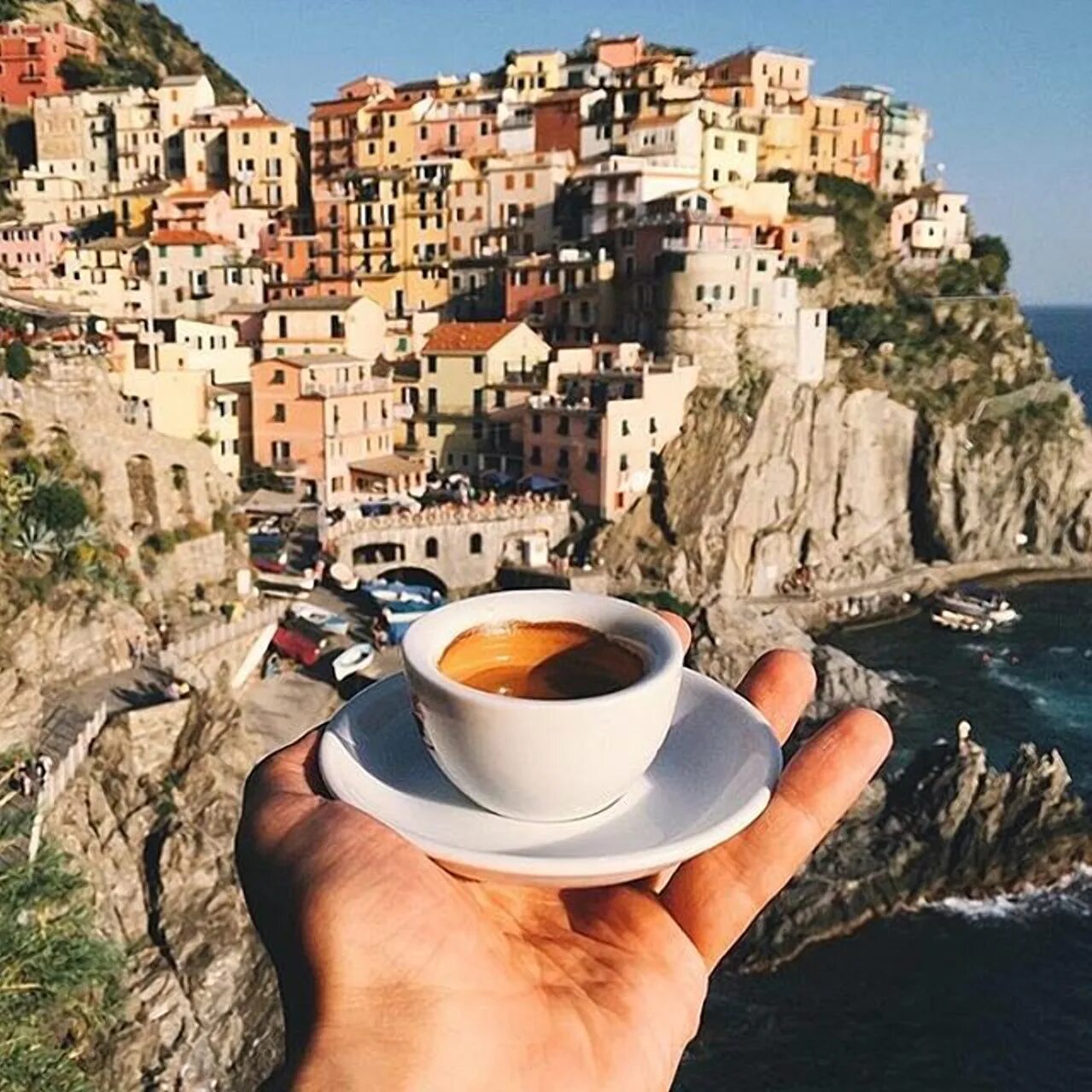 Картинки с добрым утром город. Италия Сицилия кофе. Доброе утро путешествия. Чашка кофе Италия. Чашечка кофе в Италии.