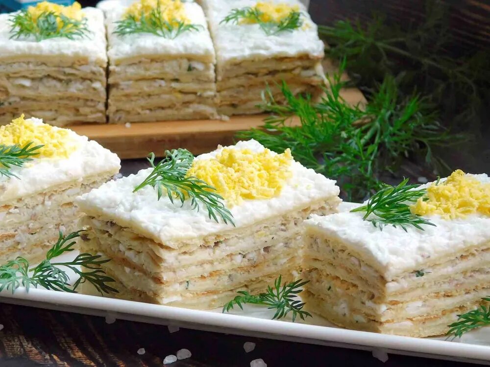 Закусочный торт наполеон из готовых. Закусочный торт наполеон мимоза. закусочный торт наполеон ольга шобутинская. мимоза в наполеоне. закусочный наполеон с консервой.