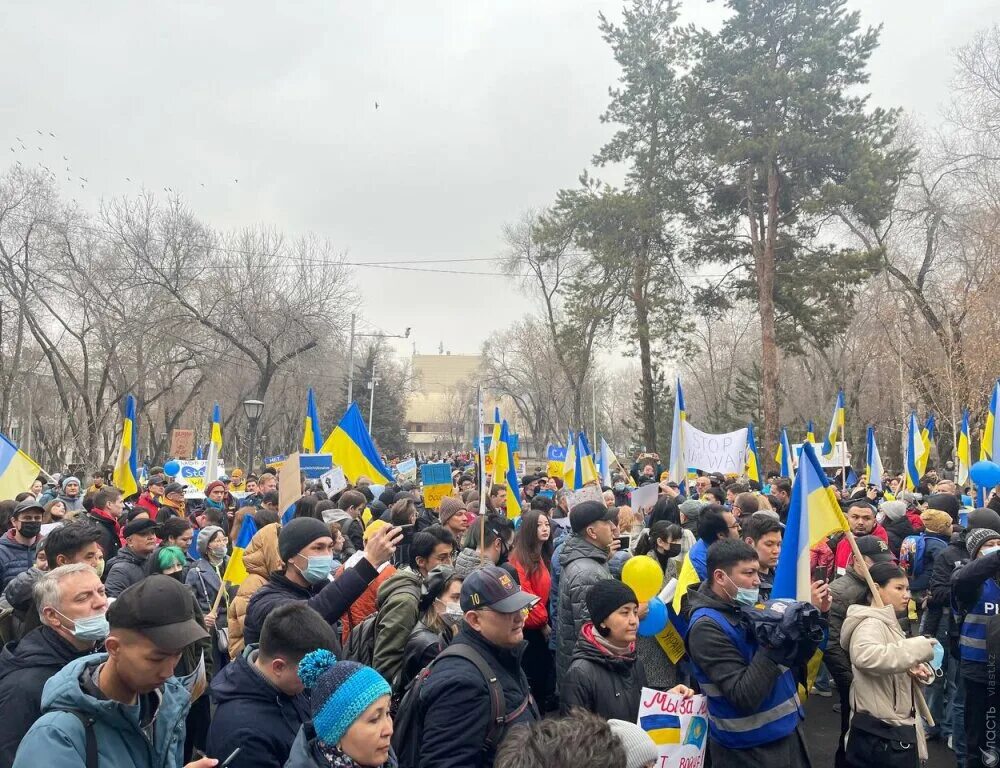Люди поддержавшие украину. Митинги в Казахстане 2022. Митинг Украина. Митинги против войны с Украиной. Протесты в Украине.