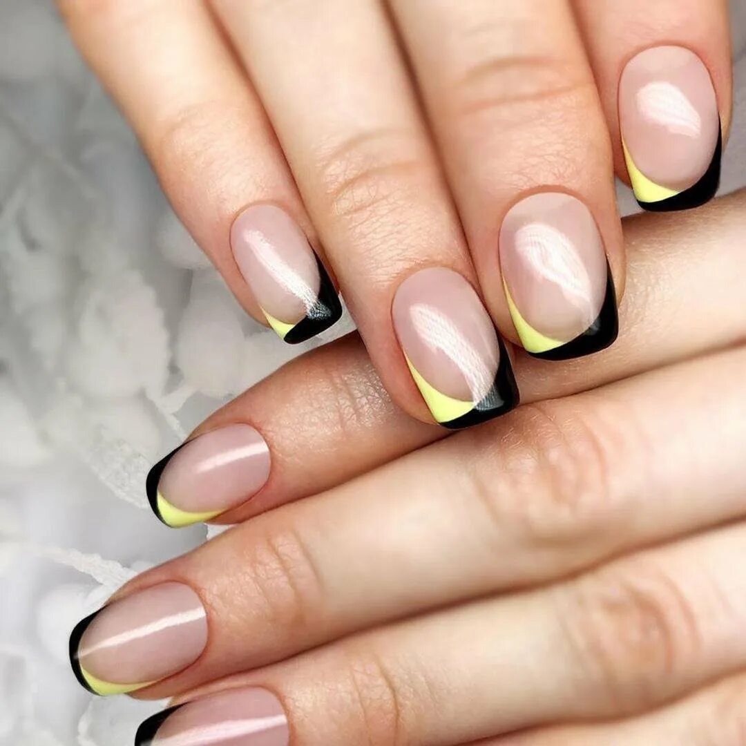 френч на двух ногтях. френч разные руки. красивые нарощенные ногти. френч с разными цветами. маникюр двойной френч фото.