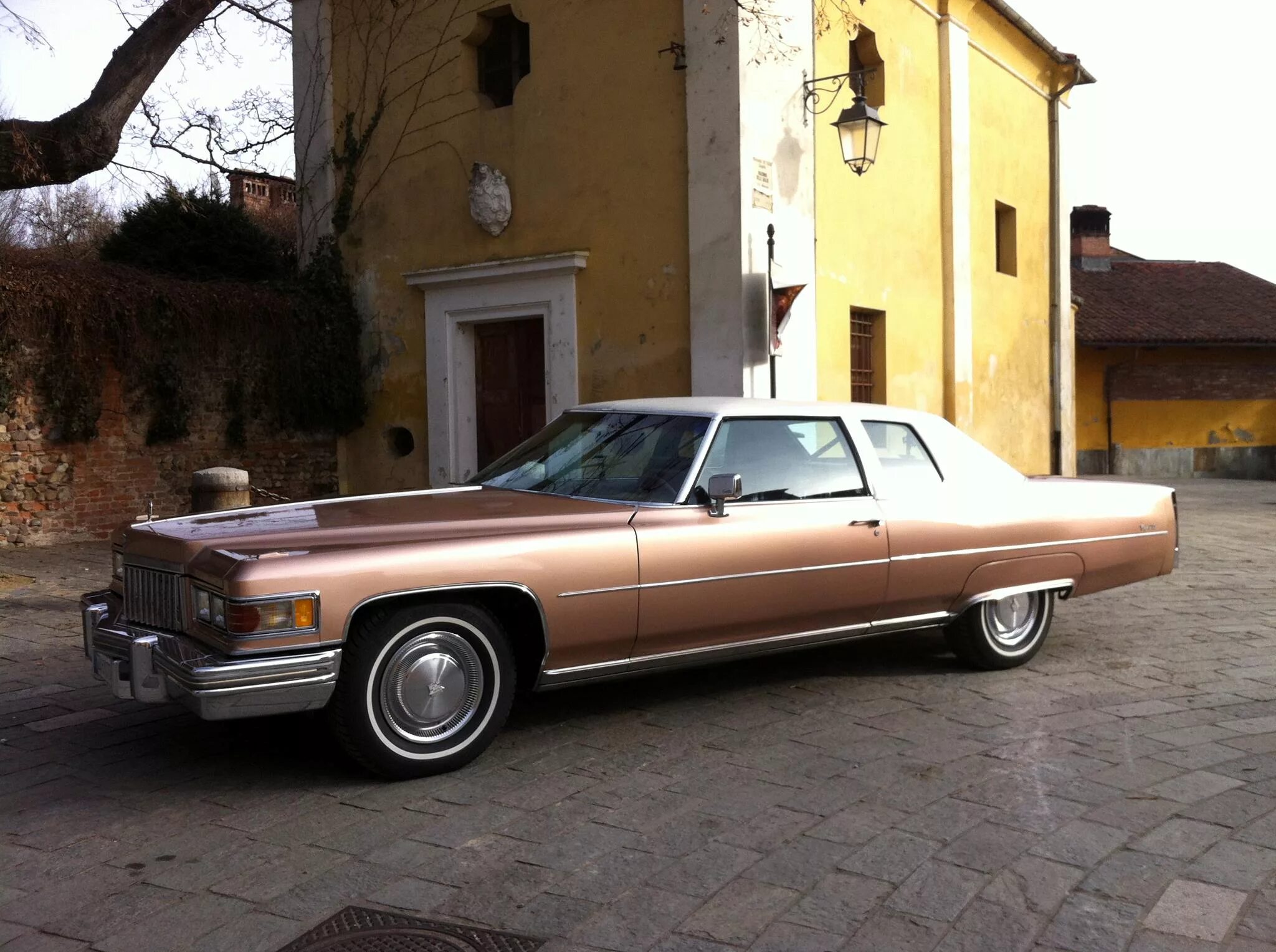 Кадиллак купе девиль. Cadillac silverado 1975. Cadillac deville 1975 лоурайдер. Кадиллак кубвиль 1975. Cadillac fleetwood 60 special.