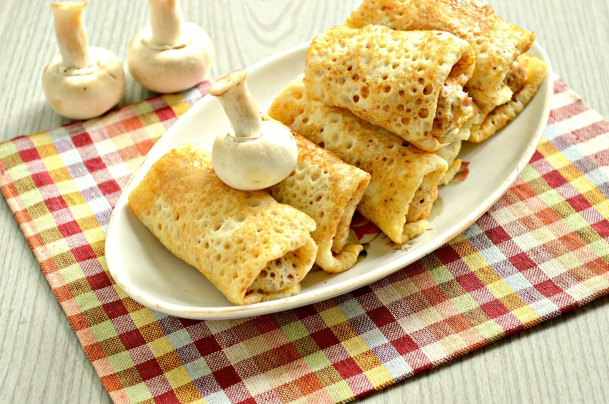 Блинчики с куриным фаршем. Блинчики с фаршем. постные блины. блины с куриным фаршем. блинчики с начинкой с дырочками.