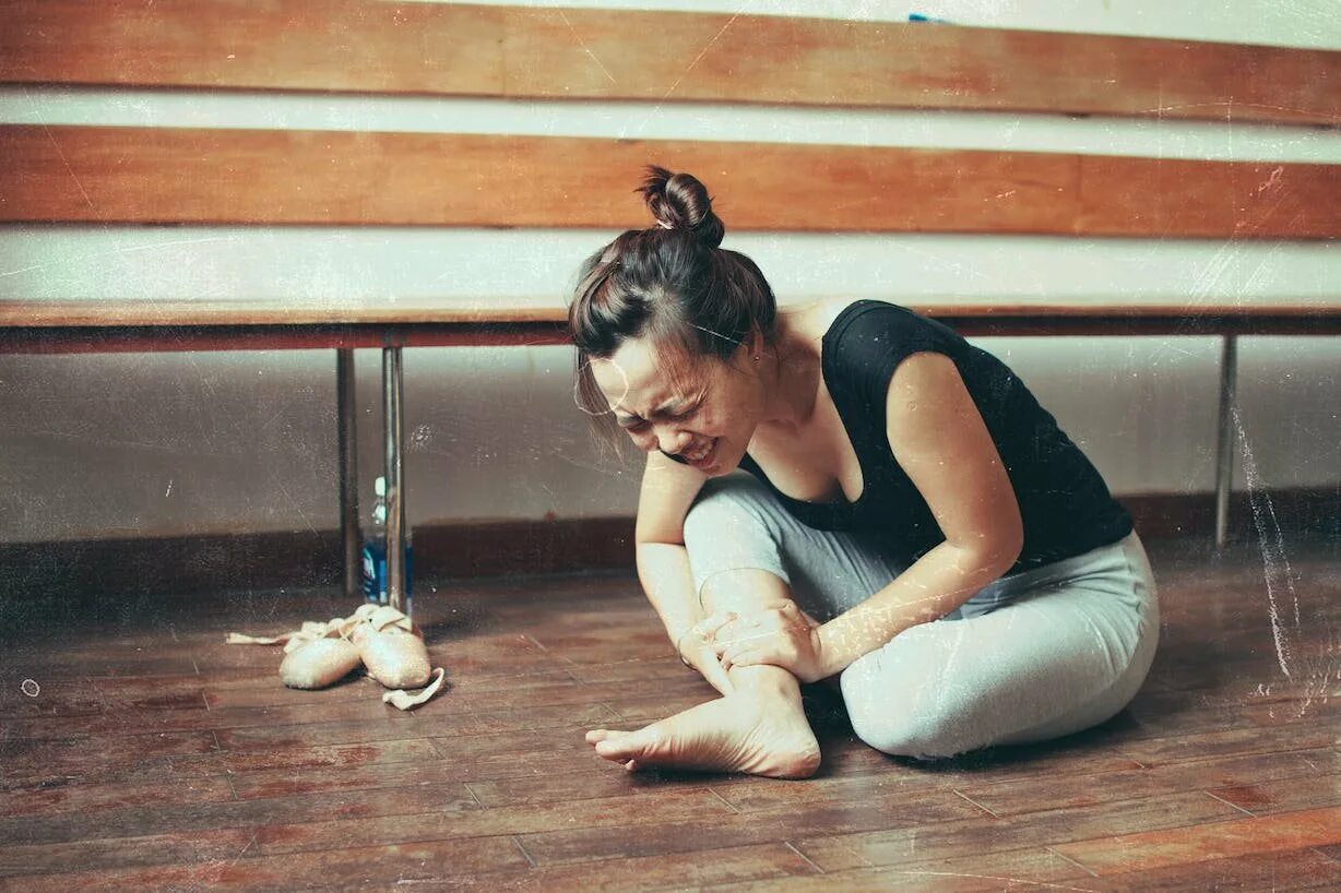 Гимнастки после тренировки. Уставшая балерина. Уставшая танцовщица. Балерина устала.