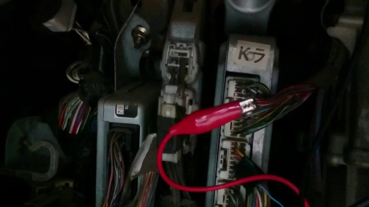 Разъём obd2 распиновка тойота. Провод тахометра тойота марк 2. Провод тахометр тойота таун айс. Сигнал тахометра 2ct. Сигнал тахометра тойота.