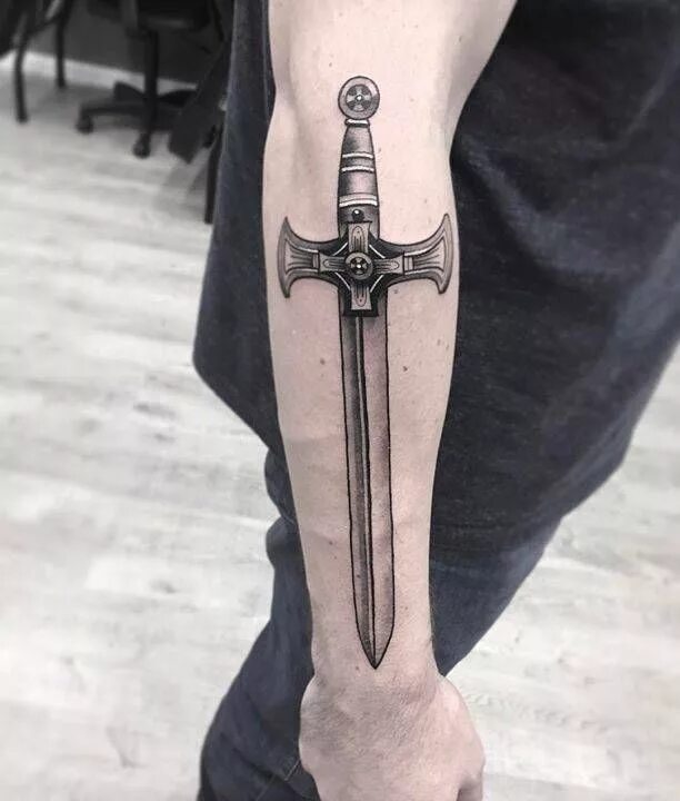 Мечи значение. Тату меч. Тату клинок. Тату меч на руке. Славянский меч тату.