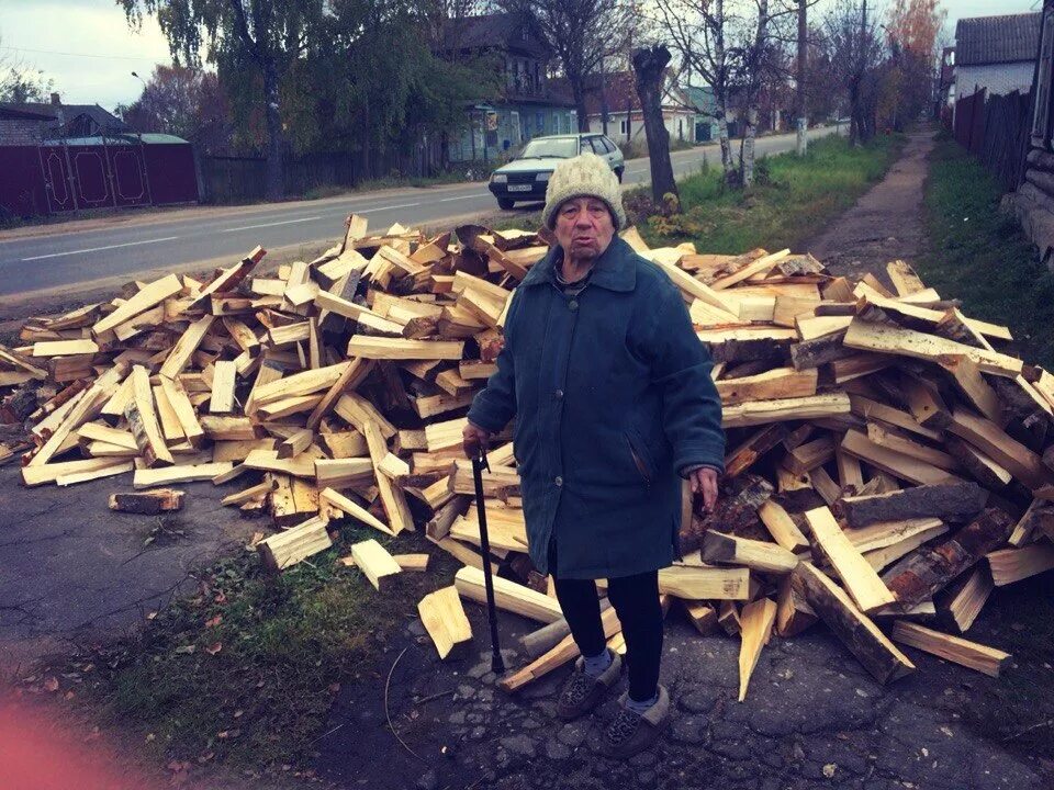 Дрова. Бабушка с дровами. Бабка с дровами. Везет дрова.