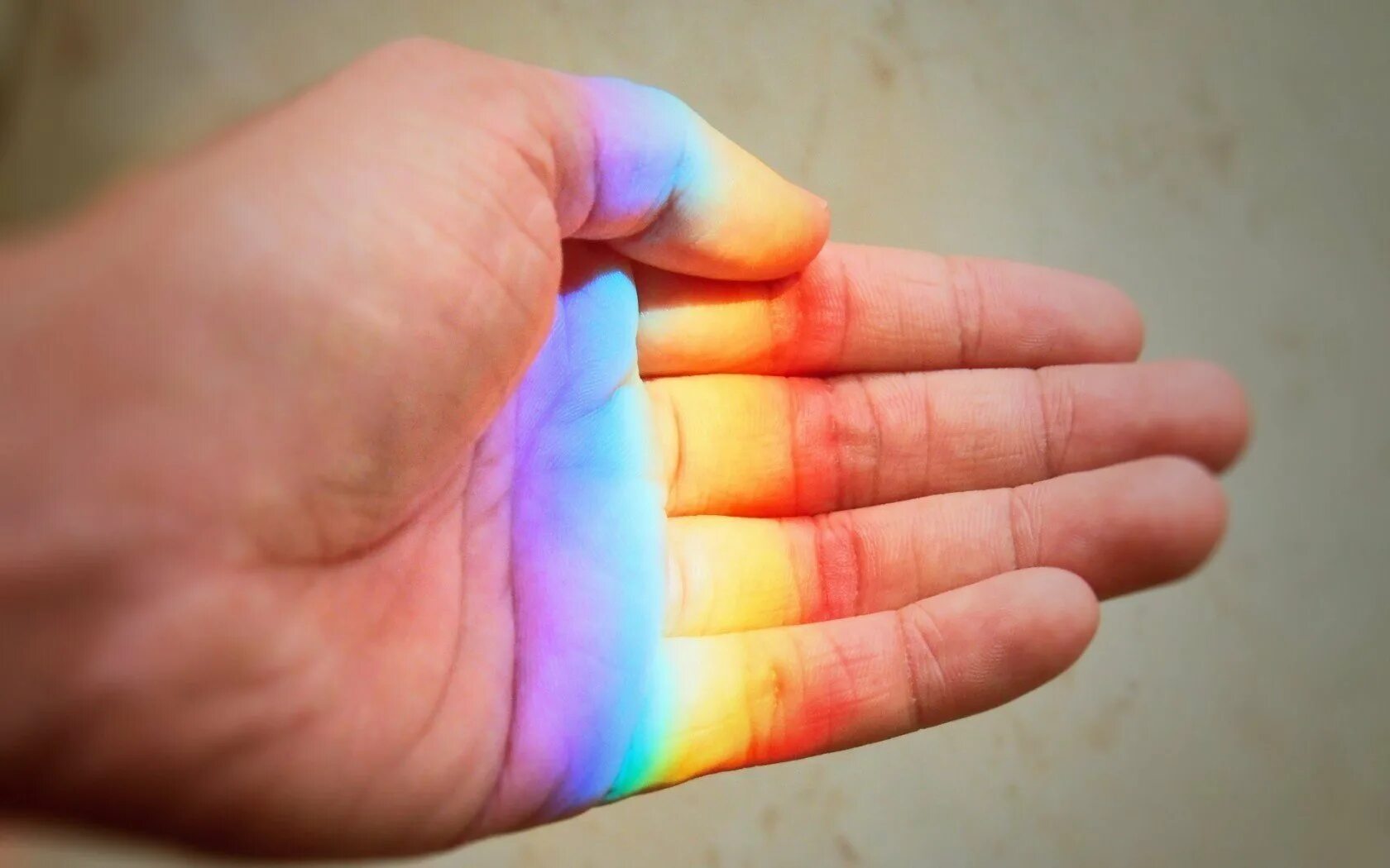 Радужная эстетика с рукой. Радужные руки. Радуга в руках. Радужные друзья. Радужная рука.