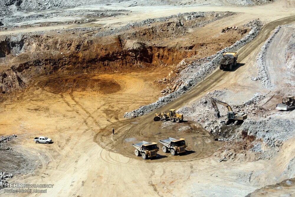Добыча ископаемых больше. Добывающая промышленность в Иране. Горнодобывающая промышленность Ирана. Рудники Ирана. Добыча полезных ископаемых.