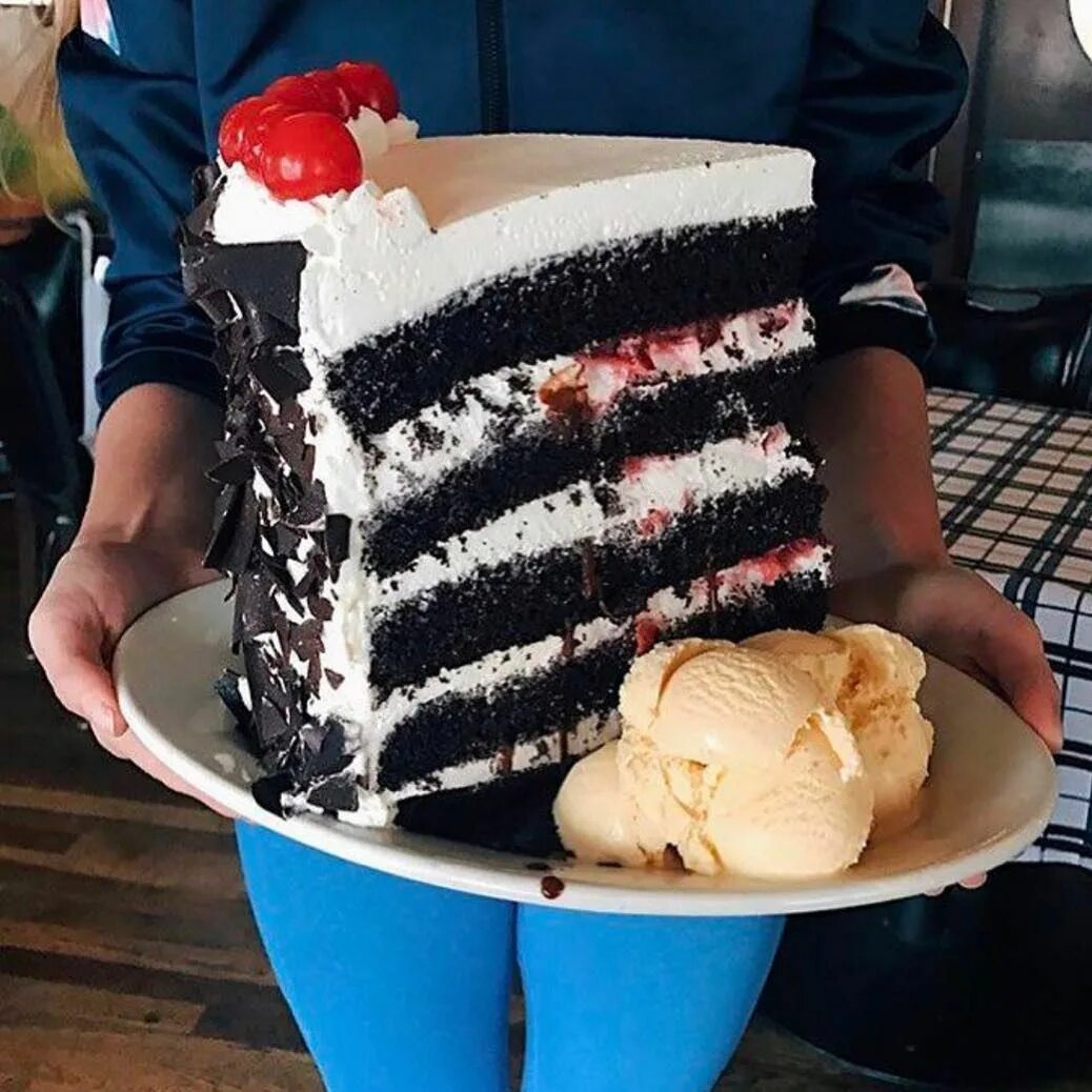 Проглотил большим куском. Огромный кусок торта. Самый большой кусок торта. Прикольные тортики. Торт кусок торта.