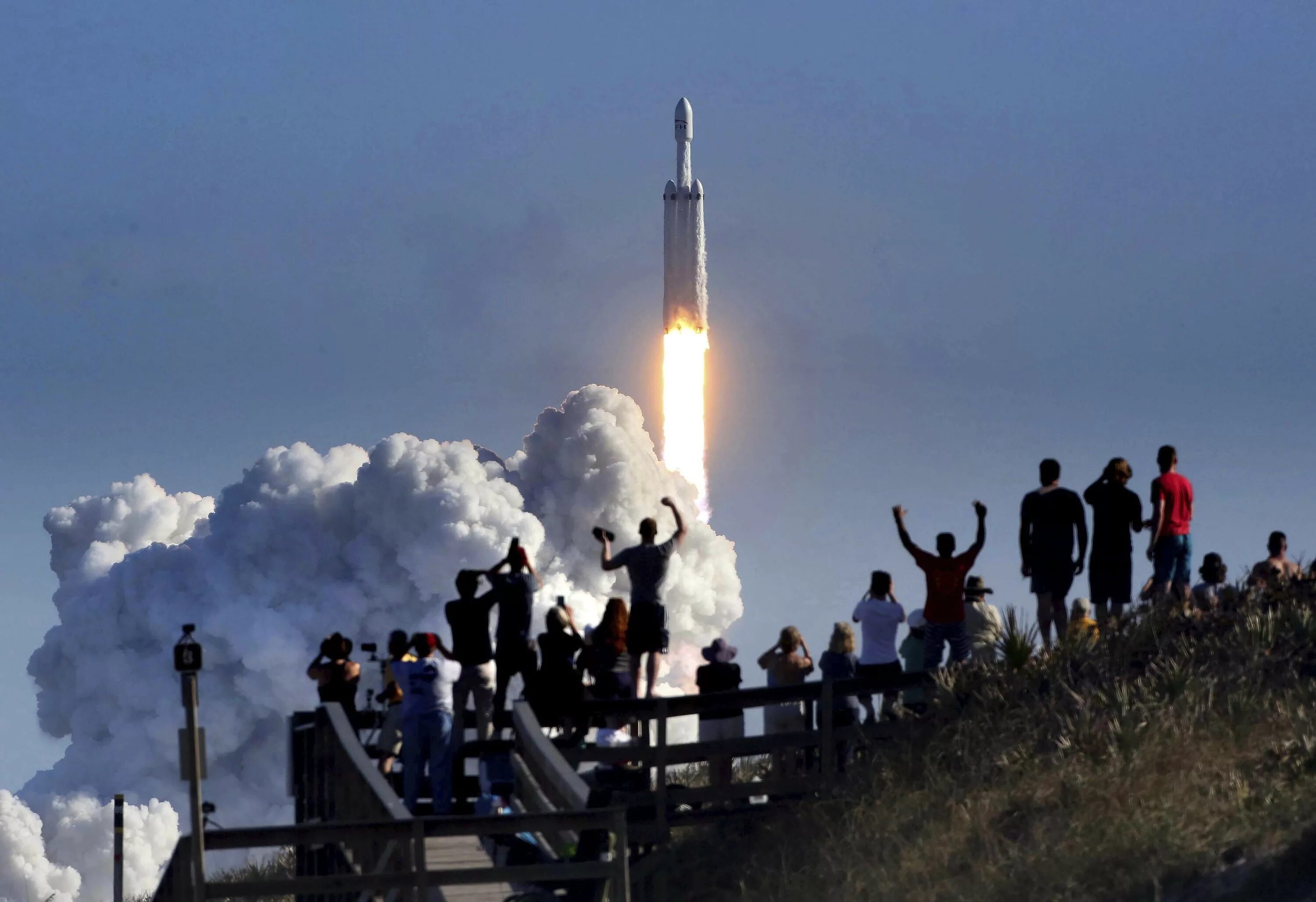Первый полет ракеты с человеком. Ракета Falcon Heavy. SPACEX Falcon Heavy Rocket. Старт Фалькон хеви. Ракета взлетает SPACEX.