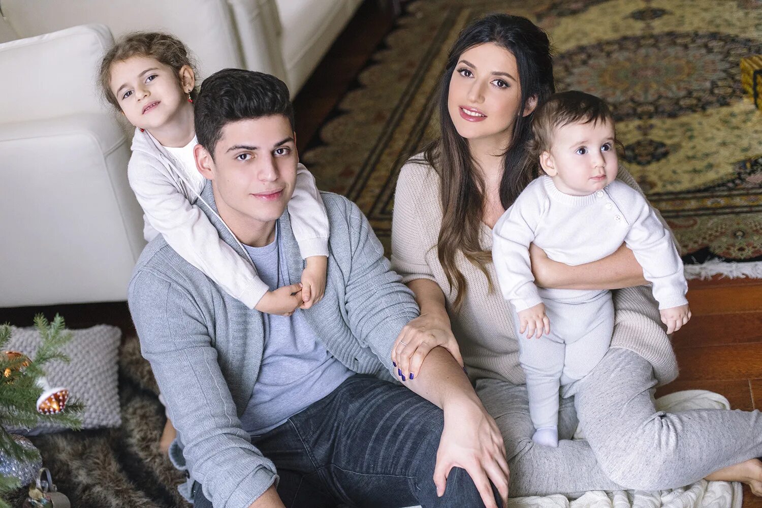 Имя для детишек. Оскар кучера дети. Сколько детей и как их зовут. Сергей жуков и регина бурд с детьми. Григорий лепс и его жена.