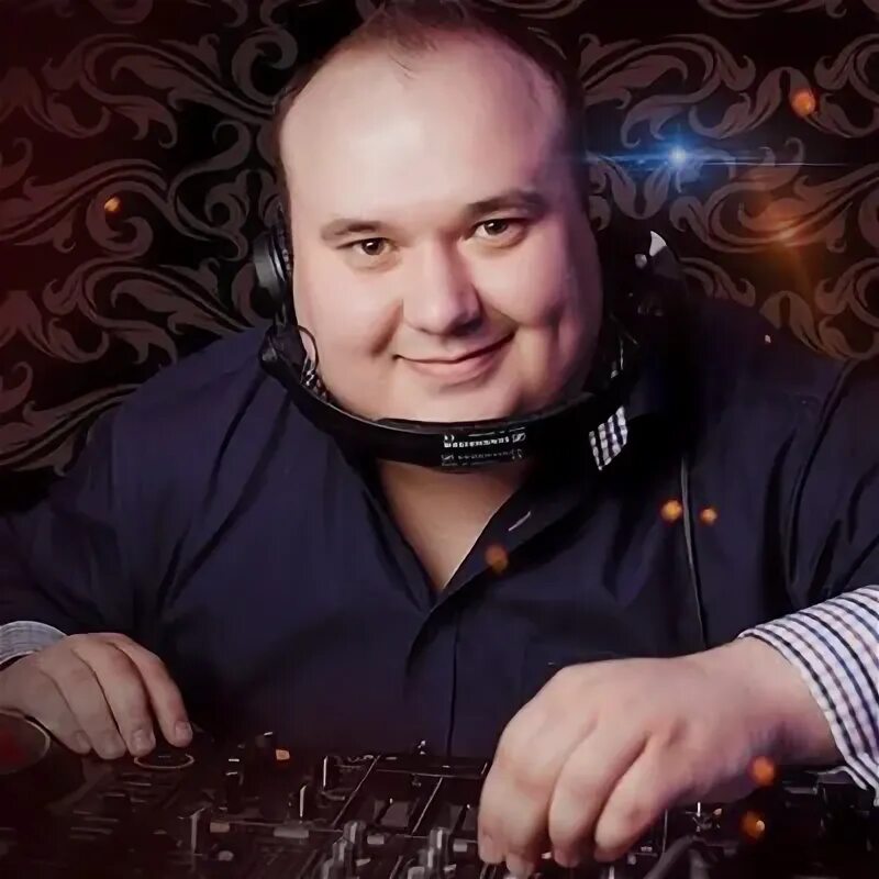 Dj younger. Молодой диджей. Dj younger. Диджей в наушниках. Dj улыбается.