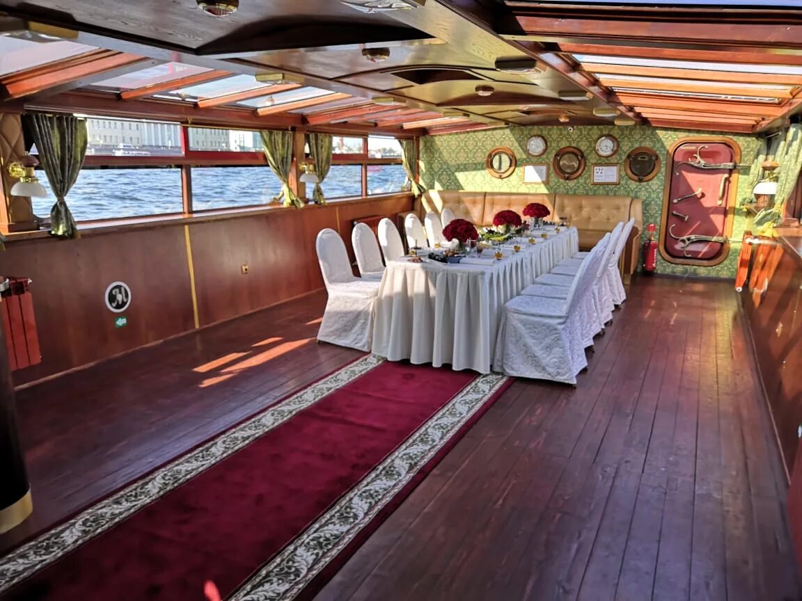 Москва 154 теплоход. Теплоход внутри. Теплоход маэстро москва. Теплоход внутри. Теплоход сиеста спб.