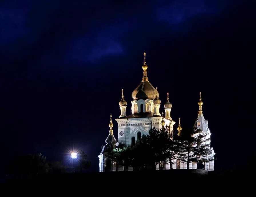 Церковь иоанна воина на якиманке. Воткинский собор ночью. Александро-невский собор (краснодар). Ночной краснокаменск забайкальский. Храм в патриоте кубинка.