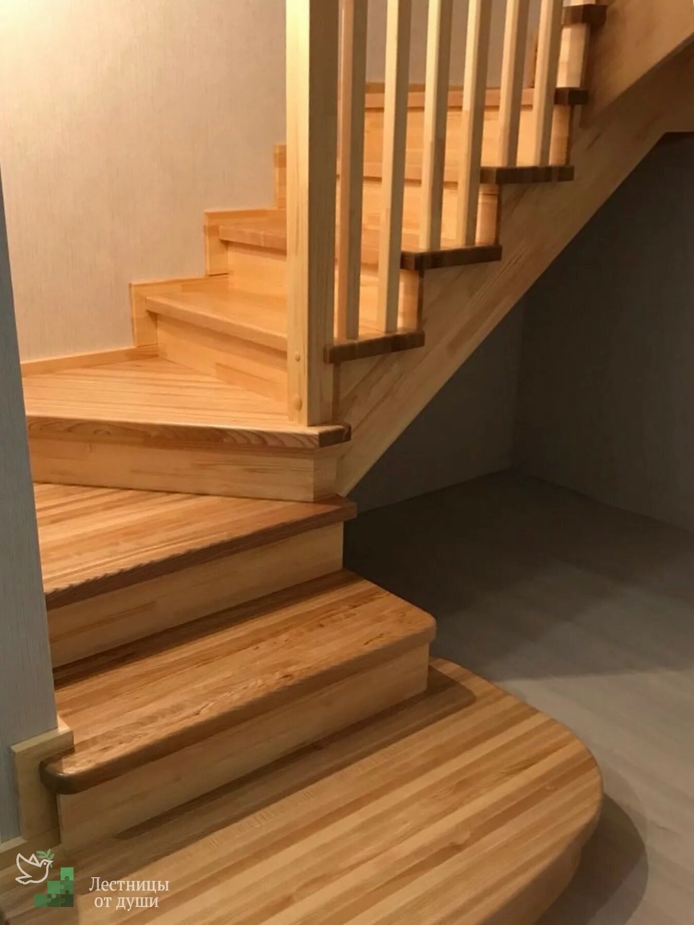 Ступень лиственница 40х300х1000. Ступени из лиственницы. Деревянная лестница из лиственницы. Ступени из лиственницы. Лиственница ступени цельноламельная.
