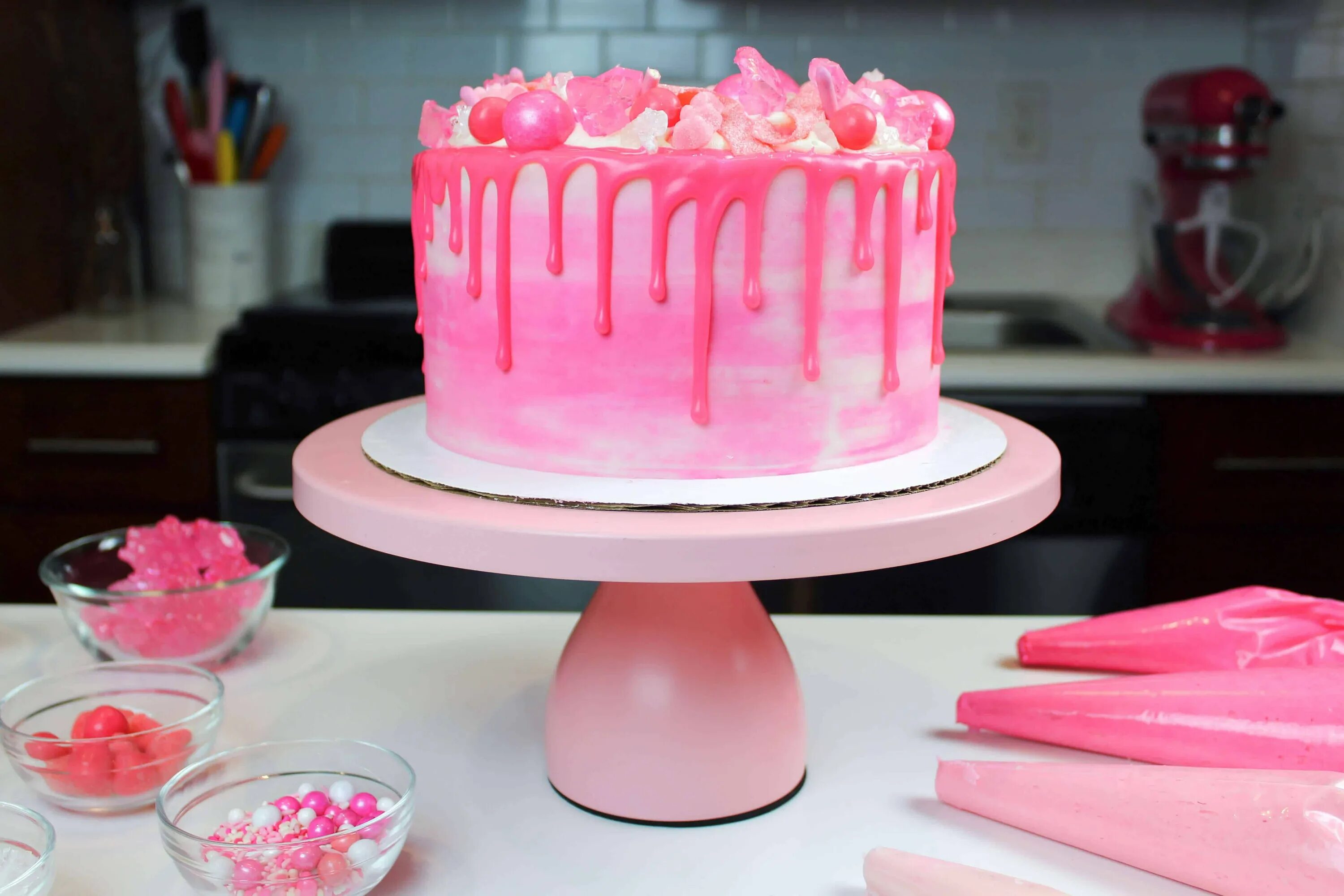 Розовый торт. Торт розовый бархат. Ярко розовый торт. Украшение розового торта. Сделать розовый торт