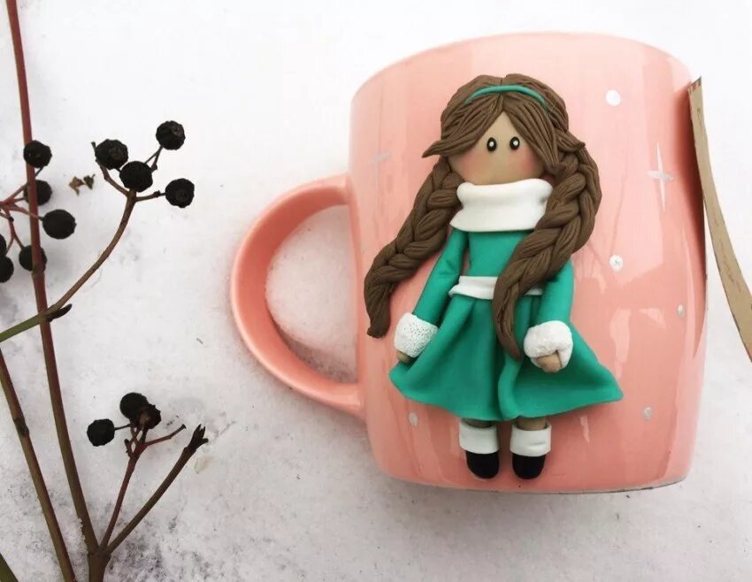 Девочка из полимерной глины. Кружка с полимерной глиной. Кружка с девочкой из полимерной глины. Кружка из полимерной глины. Брошь кукла из полимерной глины.