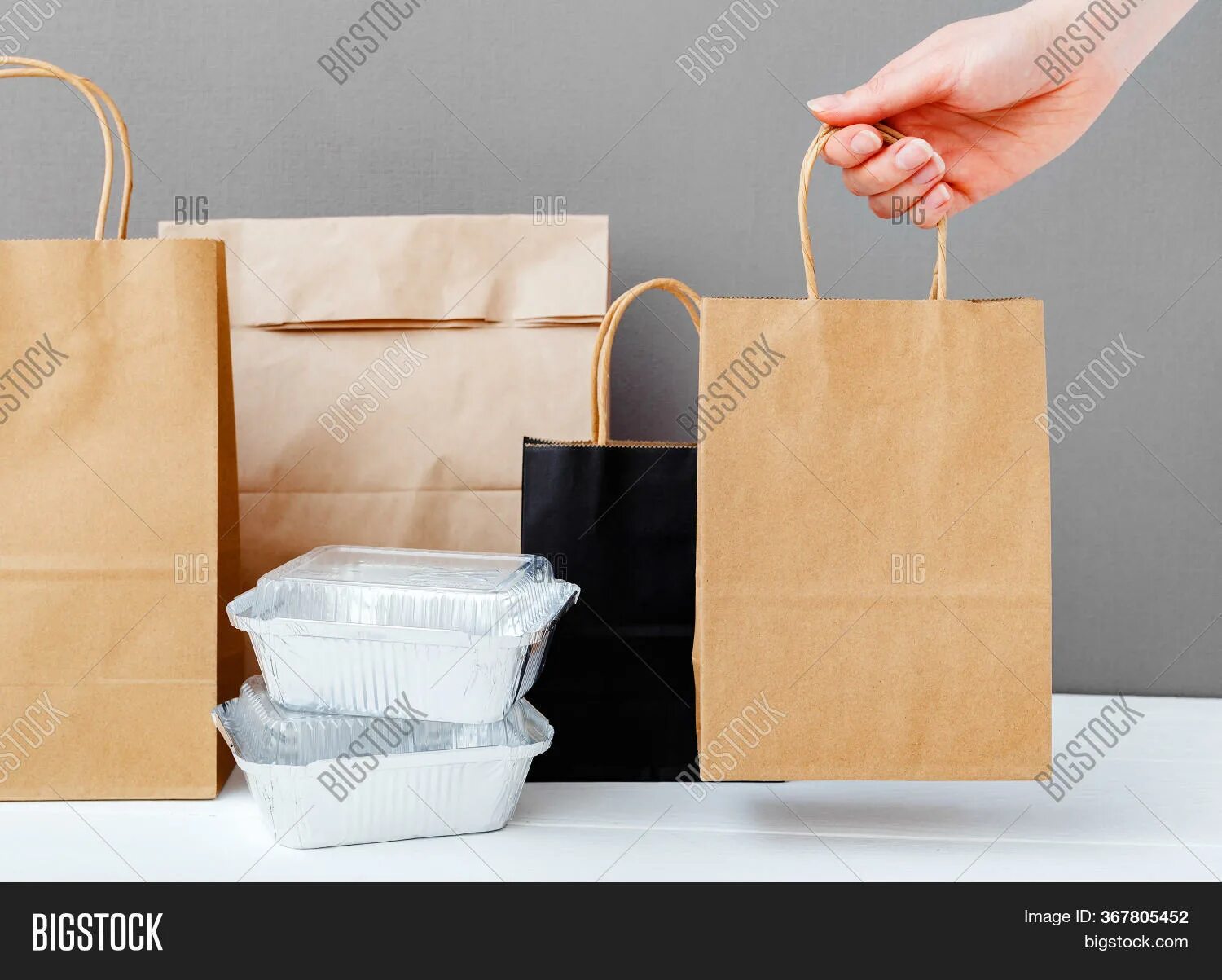 Доставку каждого отдельного пакета. Пакет с едой. Крафтовый пакет в руке. Крафтовый пакет с продуктами. Бумажный пакет с едой.
