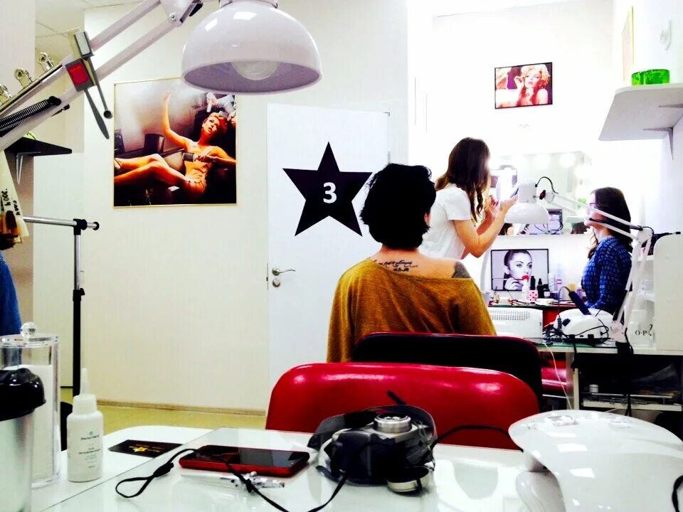 вакансия парикмахер минск. стилист по прическам. модельная стрижка прядки в порядке. ищем администратора в салон красоты прядки в порядке. женская стрижка в салоне.