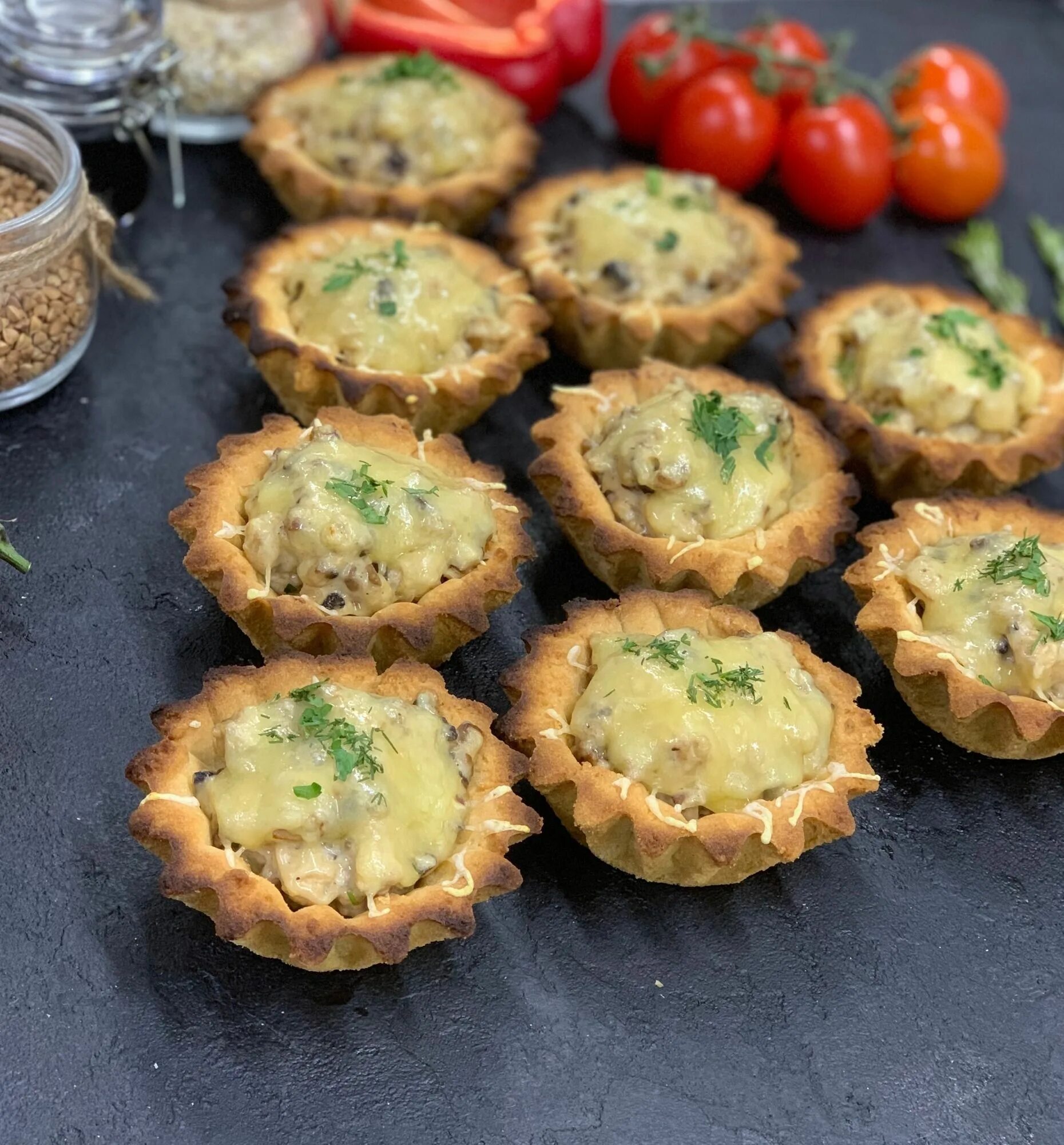 жульен в тарталетках. тарталетки с грибным жульеном. жульен с курицей и грибами в тарталетках. жульен с грибами в тарталетках в духовке. тарталетки с шампиньонами и сыром.