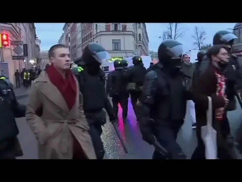 Прощание с навальным в петербурге. Сторонники Навального в Питере. Митинг 21 апреля 2021 сверху Пермь. Митинг под дождем.