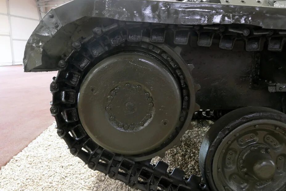 Резина на tank. Траки гусеницы т72. Танк на резиновых гусеницах. Опорный каток 810 185. Гусеница рмш т-72.