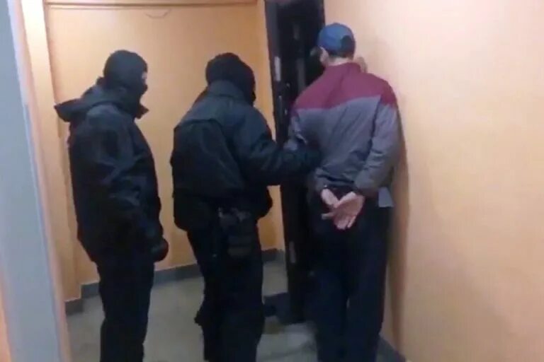 Задержаны подозреваемые в нападении. Задержание преступника. Квартирная кража. Полиция задерживает мигрантов.