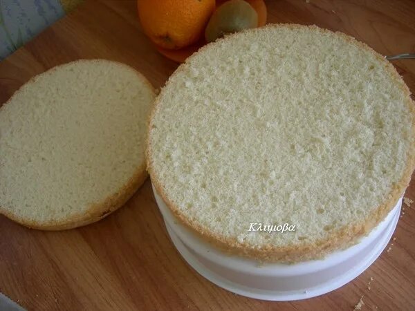 Что сделать чтобы бисквит не оседал. Недопеченный бисквит. Формы для выпечки пирогов. Бисквит без сахара. Опавший бисквит.