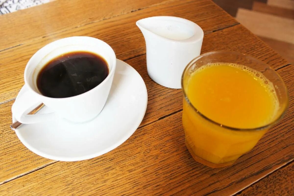 Вода соки кофе. Напитки чай кофе. Кофе с апельсиновым соком. Чай сок. Чай с апельсиновым соком.