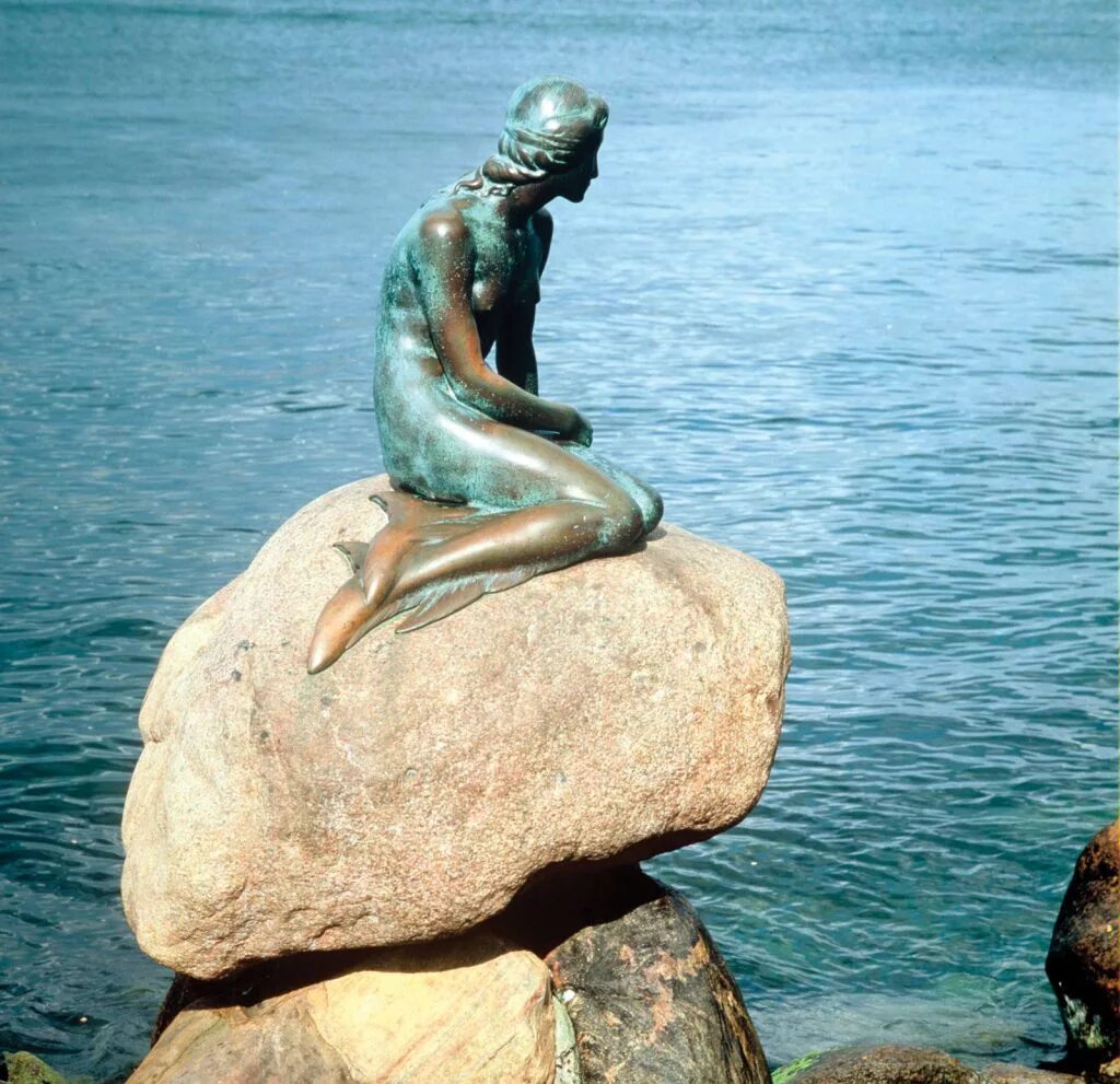 Русалочка на камне. Мехина арэль. Русалочка на камне. Русалка ариэль. Русалочка на камне.