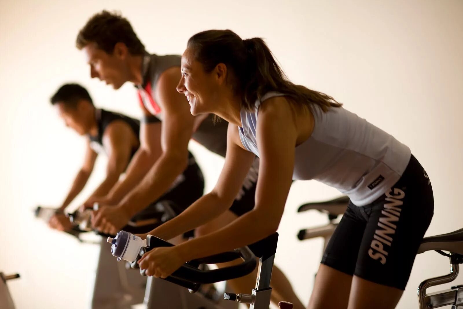 Spinning girl. Cycle тренировка. Сайкл спорт. Занятия сайкл. Сайкл аэробика.