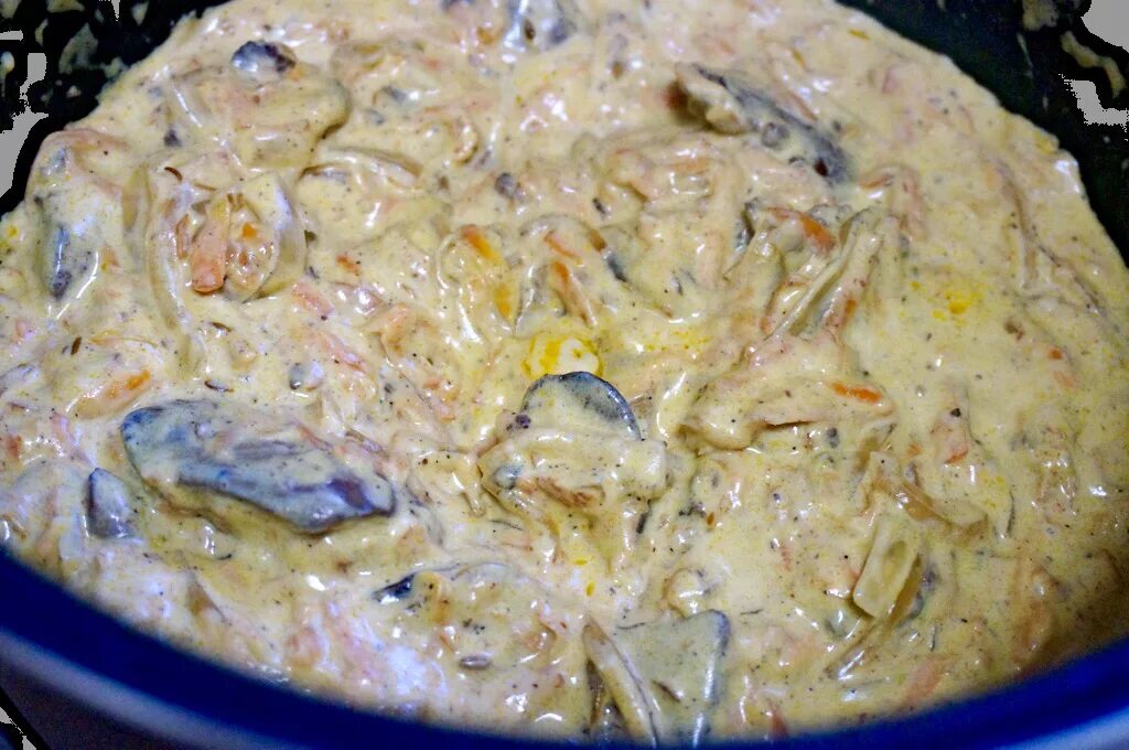 Печень в сметане с морковкой. Печень куриная в сметанном соусе. печень в сметанном соусе. печенка в сметанном соусе. куриная печень в сметанном соусе на сковороде.