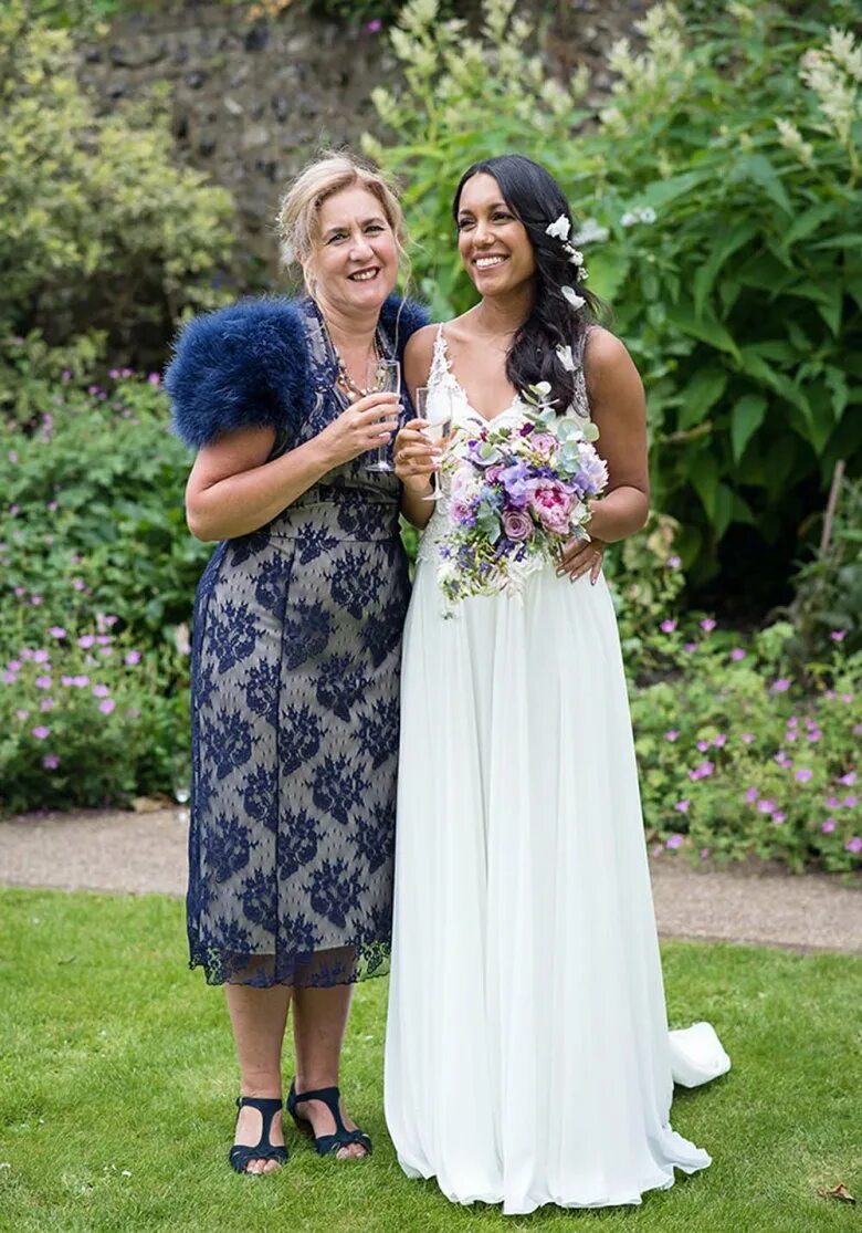 Платье на свадьбу для мамы жениха. Платье на свадьбу для мамы невесты. Платье на свадьбу для мамы. Прическа на свадьбу для мамы жениха. Что одеть на свадьбу дочери.