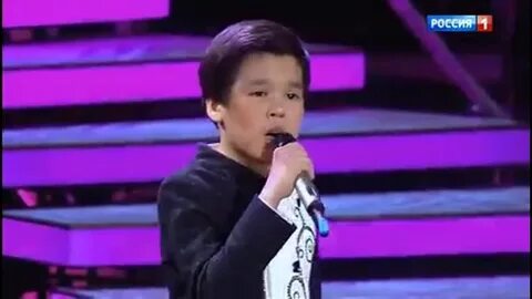 Мальчик поет про
