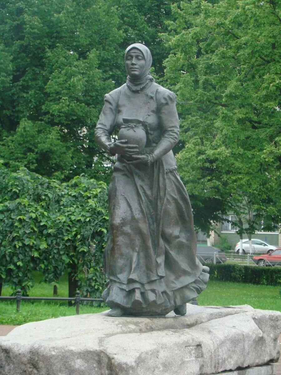 Охтенка молочница памятник. Памятники женщинам в санкт петербурге. Охтенка с кувшином. Памятники женщинам в санкт петербурге. Памятник женщине.