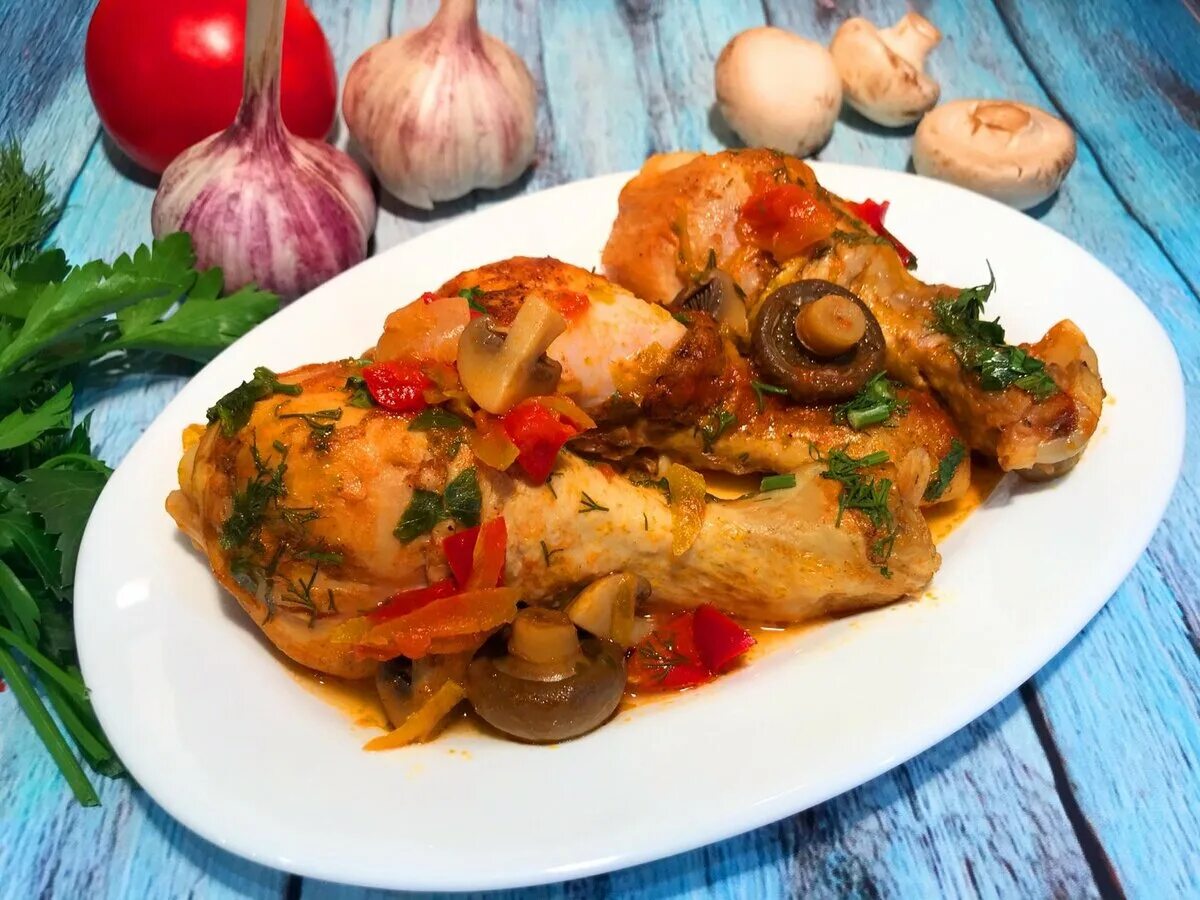 Курица с овощами в сметане. Курица с шампиньонами. тушеная курица. жареная курица с грибами. курица с овощами и грибами тушёная.